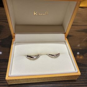 【ケイウノ ブライダル(K.UNO BRIDAL)の口コミ】 表側に筆記体のイニシャルが入っています。同じ指輪の形だけど、お互いに…