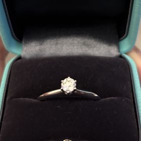 【ティファニー(Tiffany & Co.)】の口コミ 細めのデザインでどんな指でも合わせやすいです。
また、指輪は決まったデ...