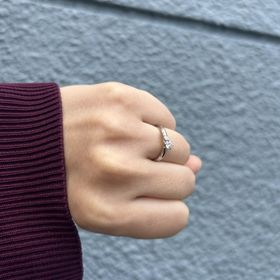 【銀座ダイヤモンドシライシの口コミ】 もともとウェーブしたデザインのものがいいなと思っていて、VラインやSラ…