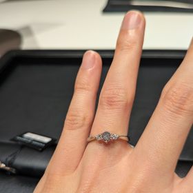 【ROYAL ASSCHER(ロイヤル・アッシャー)の口コミ】 ダイヤモンドの周りに小さいダイヤモンドがある形が好きで選びました。小…