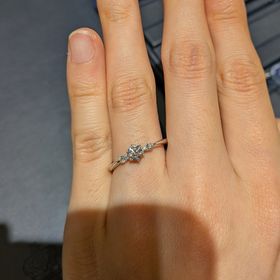 【ROYAL ASSCHER(ロイヤル・アッシャー)】の口コミ ダイヤモンドの周りに小さいダイヤモンドがついたデザインが好きで探してい...