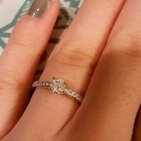 【銀座ダイヤモンドシライシの口コミ】 どのお店よりもコスパが良く、予算内で1番大きいダイヤで指輪が作れたため…