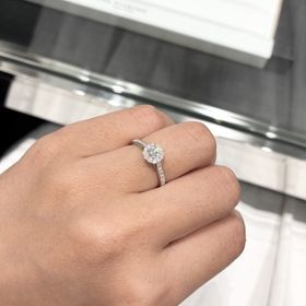 【ラザール ダイヤモンド(LAZARE DIAMOND)の口コミ】 とにかくキラキラが好きな人にはたまらないデザインだと思います。真ん中…