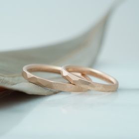 【THREE TREES(スリーツリーズ)の口コミ】 シンプルで主張しすぎず控えめなデザインだが、手作り特有の不規則な形と…