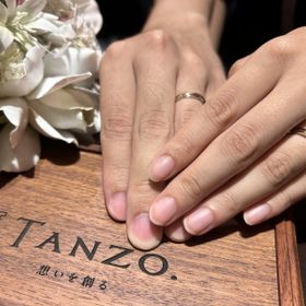 【TANZO.(鍛造指輪)の口コミ】 シンプルな平甲丸ストレートにグリーンゴールドの金線を斜めにつけてもら…