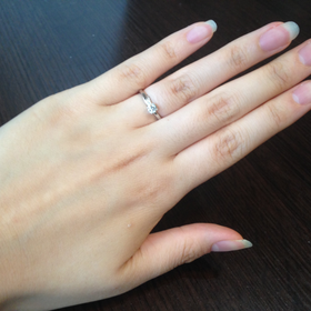 【俄(にわか)の口コミ】 シンプルなデザインで探していたのですが、さりげないメレがメインストー…