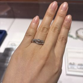 【銀座ダイヤモンドシライシの口コミ】 ウェーブとV字のデザインをベースに指輪探しをしており、その中でも1番イ…