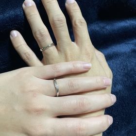 【銀座ダイヤモンドシライシの口コミ】 ウェーブ型が手にあっているとのことで、指をすっきり長く見せてくれる上…