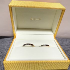 【ケイウノ ブライダル(K.UNO BRIDAL)の口コミ】 形はまっすぐでシンプルさもありますが、色がプラチナとゴールドのツート…