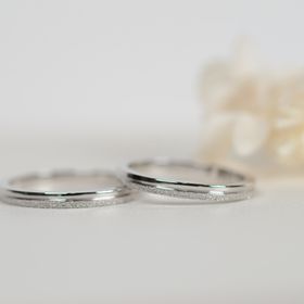 【CRAFY(クラフィ)の口コミ】 婚約指輪との重ね付けを意識しつつ、シンプルかつ上品なデザインとなるよ…