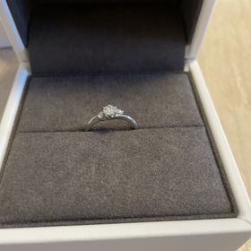 【Flowaves(フロウェーブス)の口コミ】 この指輪わとてもシンプルですかダイヤの迫力感はしっかりと残されていて…