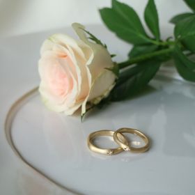 【atelier ST, CAT(アトリエ エスティーキャット)の口コミ】 2人で一緒にデザインを選びました。
まずはリングの形は少し湾曲した円に…