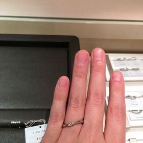 【アイプリモ(I-PRIMO)の口コミ】 緩やかなウェーブが、指のラインを綺麗に見せてくれる印象です。中央のダ…