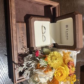 【TANZO.(鍛造指輪)の口コミ】 名前を漢字で刻印した。
裏側にお互いの誕生石を埋め込んだ。
表面の加工…