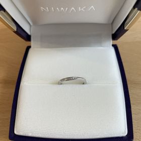 【俄(にわか)】の口コミ 指輪が細く丸いので付け心地が軽いです。
結婚指輪でもシンプルすぎないも...