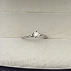 【ソフィフェリエの口コミ】 3つのダイヤがついた王道デザインです。メインの横にも小粒のダイヤがつい…