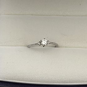 【ソフィフェリエ】の口コミ 3つのダイヤがついた王道デザインです。メインの横にも小粒のダイヤがつい...