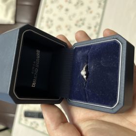 【銀座ダイヤモンドシライシの口コミ】 輝きがとても良い。角度によって色彩が目まぐるしく変化するまさにプリズ…