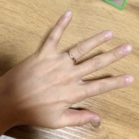 【銀座ダイヤモンドシライシの口コミ】 まずなんと言ってもデザインです。
シンプルなプラチナのリングではなく、…