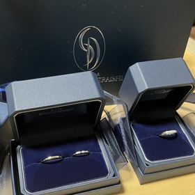 【銀座ダイヤモンドシライシの口コミ】 婚約指輪は、5つのダイヤモンドがあしらわれていて輝きが素晴らしいです。…