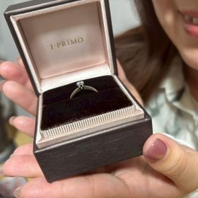 【アイプリモ(I-PRIMO)の口コミ】 大きめのダイヤにダイヤの装飾があるリングをプレゼントしました。
お店の…