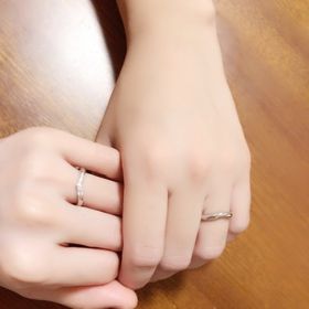 【銀座ダイヤモンドシライシの口コミ】 いくつもの指輪を試着したけど、この指輪の綺麗なV型が指にフィット！ダイ…