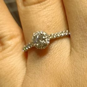 【銀座ダイヤモンドシライシの口コミ】 デザインは王道ですが、ダイヤモンドの輝きがとても素晴らしいと思いまし…