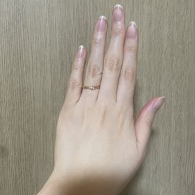 【アイプリモ(I-PRIMO)の口コミ】 ウェーブの絶妙さが指にフィットします。中央の３子連なっているダイヤが…