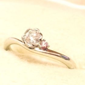 【TRECENTI(トレセンテ)の口コミ】 雑誌の広告でこの指輪を見て一目ぼれして店舗に行きました。
他店を２店み…