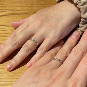 【銀座ダイヤモンドシライシの口コミ】 購入したデザインはウェーブだったのですが、元々はストレートデザインを…