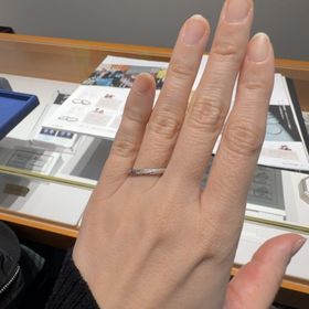 【銀座ダイヤモンドシライシの口コミ】 手の骨格的にウェーブが似合うと教えてくれたので、ウェーブ指輪を探して…