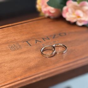 【TANZO.(鍛造指輪)の口コミ】 平打ちストレートにお揃いのセンターラインでペア感を出してます！私のも…