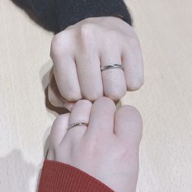 【出雲結(いずもゆい)の口コミ】 シンプルで普段使いしやすいデザインであること。指輪表面の加工感を細か…