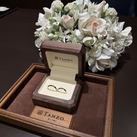 【TANZO.(鍛造指輪)の口コミ】 センターにエッジを入れ、内側がグリーンゴールド、外側がプラチナの内外…