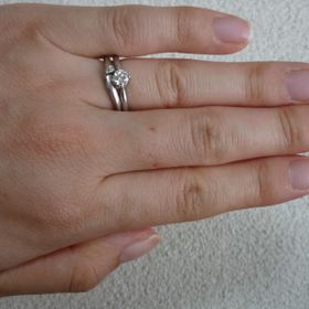 【俄(にわか)の口コミ】 アクセサリーをつける習慣がないので、無駄にしないように、結婚指輪とセ…