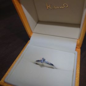 【ケイウノ ブライダル(K.UNO BRIDAL)の口コミ】 内に2人の好きな物をデザインしていただき、外のダイヤにも2人が好きなキ…