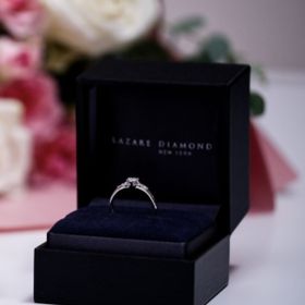 【ラザール ダイヤモンド(LAZARE DIAMOND)の口コミ】 石の高さがそこまで高くなく重ね付けしやすいです。
重ね付けの写真はウィ…