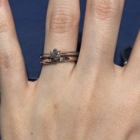 【銀座ダイヤモンドシライシの口コミ】 定番スタイルの婚約指輪だと思いました。横から見ると手を取り合っている…