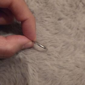 【アイプリモ(I-PRIMO)の口コミ】 シンプルながらもデザインがあるところです。細身のリングでデザイン性か…