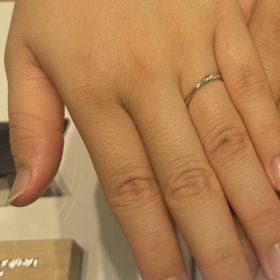 【銀座ダイヤモンドシライシの口コミ】 ピンク色が好きなので、1番大きいダイヤモンドの部分を、ピンクストーンに…