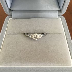 【ケイウノ ブライダル(K.UNO BRIDAL)の口コミ】 ダイヤ１石ではなく周りにメレダイヤがあしらってあり花束にように見える…