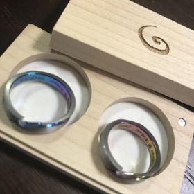 【SORA(ソラ)の口コミ】 ダイヤモンドが挟まっている特徴的な指輪と色をオーダーでグラデーション…