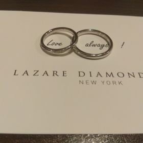 【ラザール ダイヤモンド(LAZARE DIAMOND)の口コミ】 シンプルながら、流れるようなラインがお揃いの男女セットのデザインです…