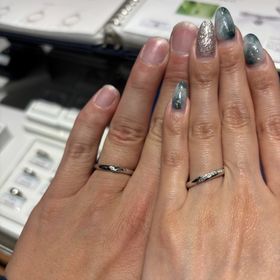 【銀座ダイヤモンドシライシの口コミ】 シンプルでつけやすく、歳を重ねてもつけ続けられるデザイン。
ダイヤもほ…