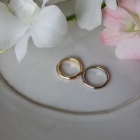 【atelier ST, CAT(アトリエ エスティーキャット)の口コミ】 K18ゴールドで質感はセミマットの指輪です。
金属の素材や質感デザインを…