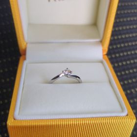 【ケイウノ ブライダル(K.UNO BRIDAL)の口コミ】  さりげないウェーブが可愛い。まっすぐではなく、ゆるくカーブしたデザイ…