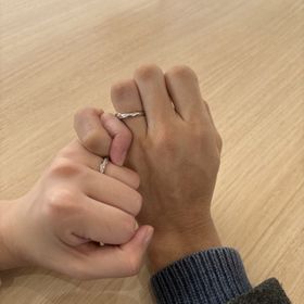 【アイプリモ(I-PRIMO)の口コミ】 指輪のデザインがとてもお気に入り。
新婦の指の特徴に合わせて
ウェーブ…