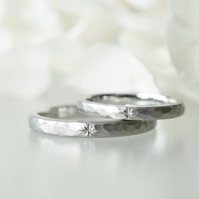 【renri(レンリ)】の口コミ 指輪のデザインとしては3点あり、まず1点目が表面に槌で打ち付けたような...