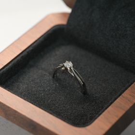 【TANZO.(鍛造指輪)の口コミ】 ダイヤ持ち込みのため、フルオーダーで注文しました。
普段使いができる、…