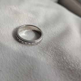 【ラザール ダイヤモンド(LAZARE DIAMOND)の口コミ】 ダイヤモンドの輝きと指輪の幅で決めました。
細いリングも可愛いですが華…